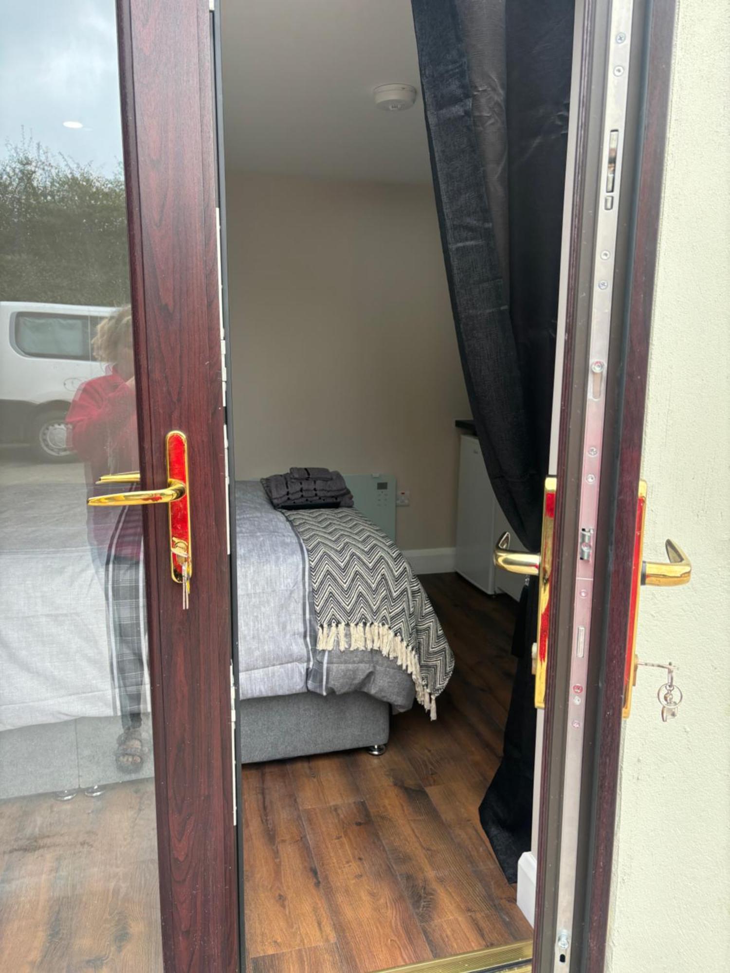 Private Detached Small Bedroom And Bathroom Only- This Is Not An Apartment Butlersbridge Exterior foto