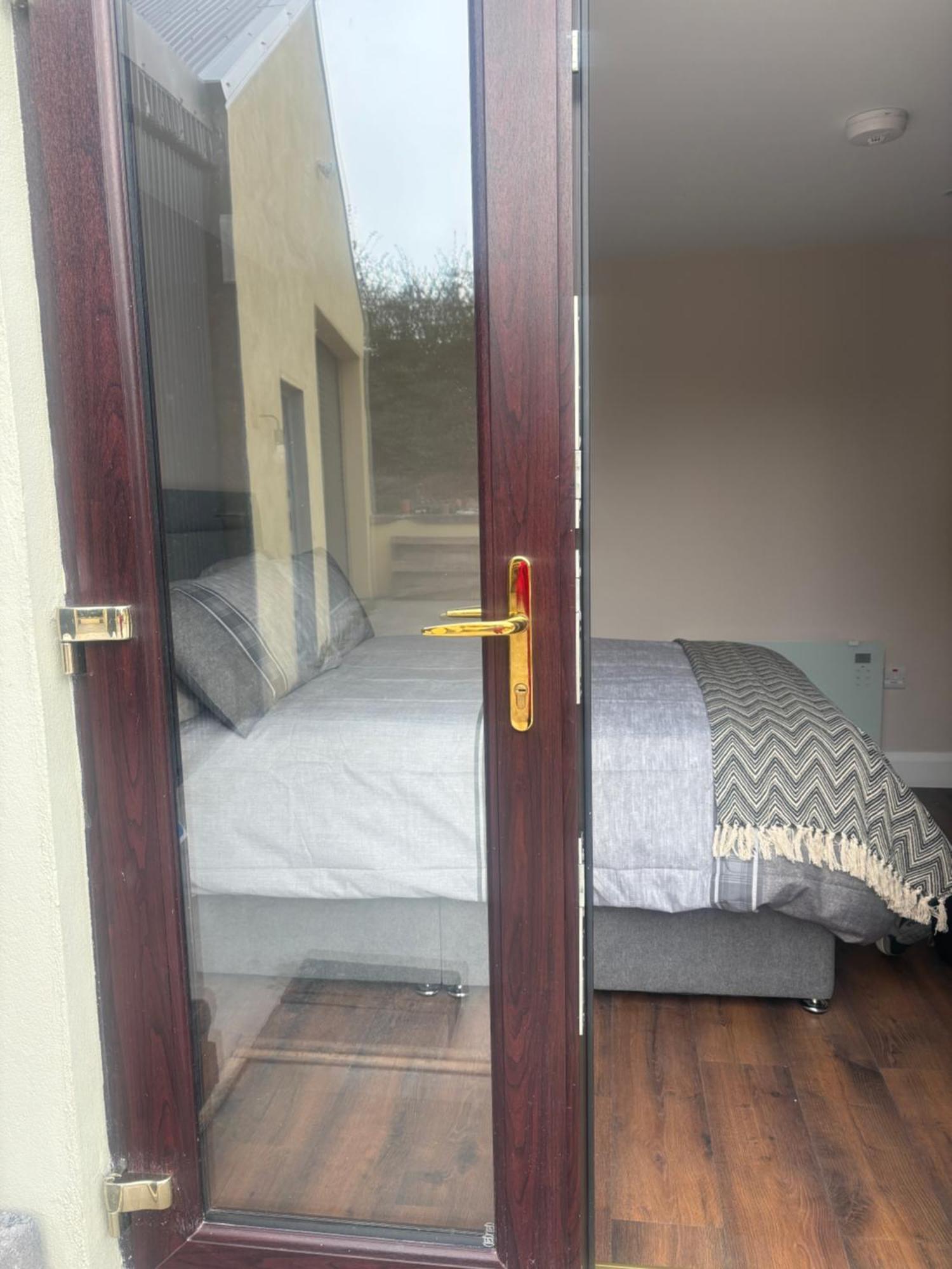 Private Detached Small Bedroom And Bathroom Only- This Is Not An Apartment Butlersbridge Exterior foto